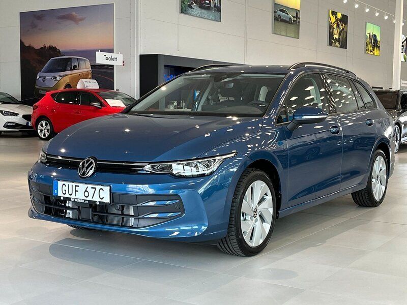Mörkblå Ny 2024 VW Golf VIII Kombi | 384 900 kr (Dyr) - Bild 1/4