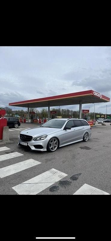 Silver Begagnad 2016 Mercedes E220 Avantgarde Kombi | 205 000 kr (Marknadspris) - Bild 1/4