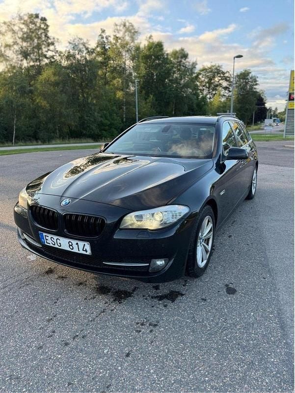 Svart Begagnad 2012 BMW 520 Kombi | 99 900 kr (Bra pris) - Bild 1/4