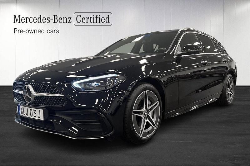 Svart (obsidiansvart metallic) Begagnad 2024 Mercedes C300e AMG Kombi | 529 000 kr (Marknadspris) - Bild 1/4