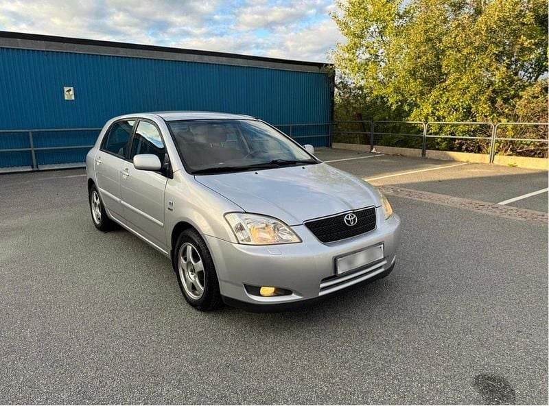 Silver Begagnad 2003 Toyota Corolla Halvkombi | 32 000 kr (Marknadspris) - Bild 1/4