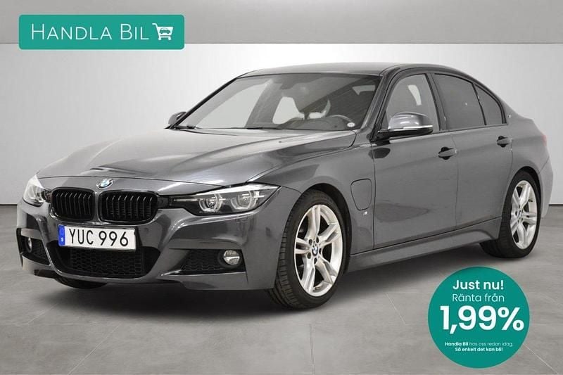 Grå Begagnad 2017 BMW 330e M Sport Sedan | 239 900 kr (Marknadspris) - Bild 1/3