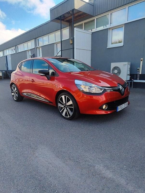 Röd Begagnad 2013 Renault Clio IV Halvkombi | 69 900 kr (Marknadspris) - Bild 1/4