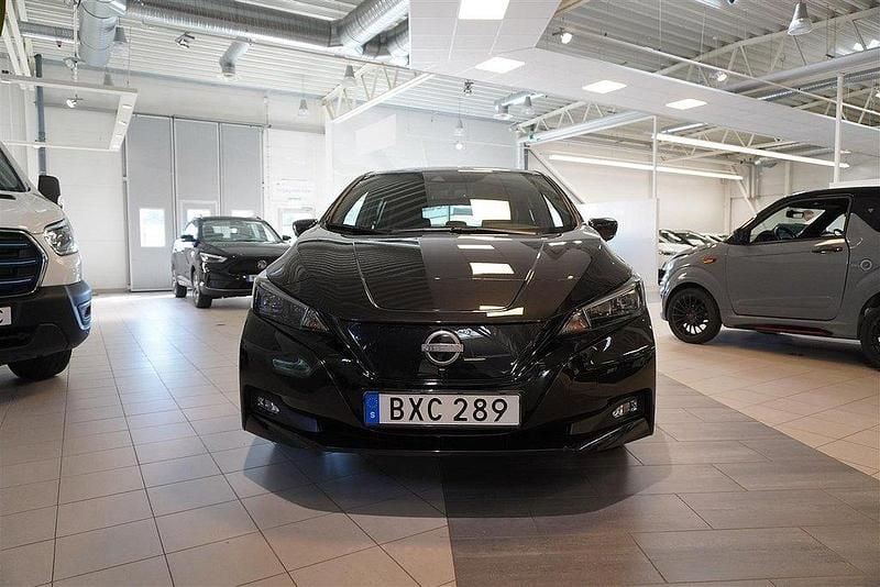 Svart Begagnad 2022 Nissan Leaf N-Connecta Halvkombi | 174 900 kr (Marknadspris) - Bild 1/4