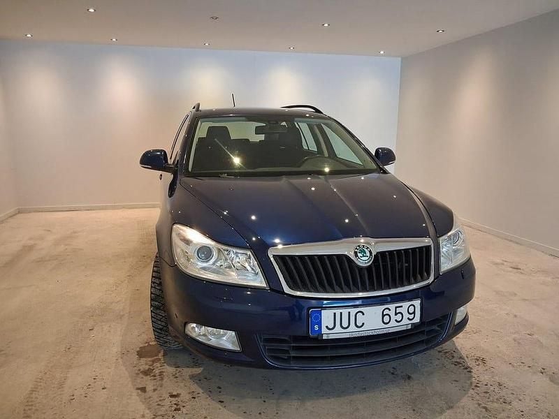 Mörkblå Begagnad 2011 Skoda Octavia Elegance Kombi | 49 900 kr (Bra pris) - Bild 1/4