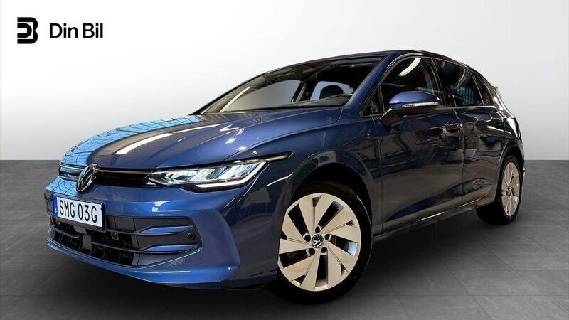 Blå Begagnad 2024 VW Golf VIII Halvkombi | 334 900 kr (Marknadspris) - Bild 1/4