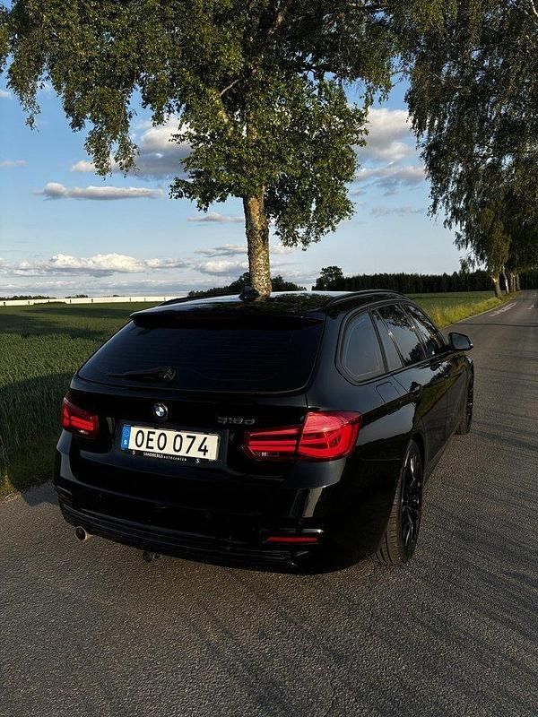 Svart Begagnad 2017 BMW 318 Sport Line Kombi | 145 900 kr (Marknadspris) - Bild 1/4