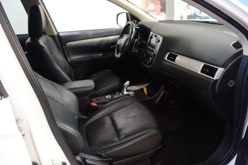 Begagnad Mitsubishi Outlander 203 HK (149 kW) 2015 Vit metallic SUV