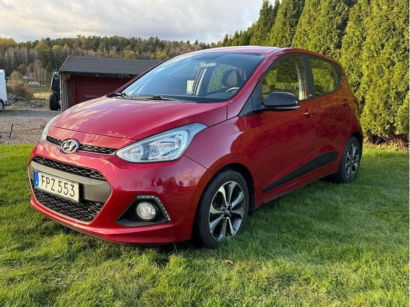 Röd Begagnad 2015 Hyundai i10 Halvkombi | 57 500 kr (Marknadspris) - Bild 1/4