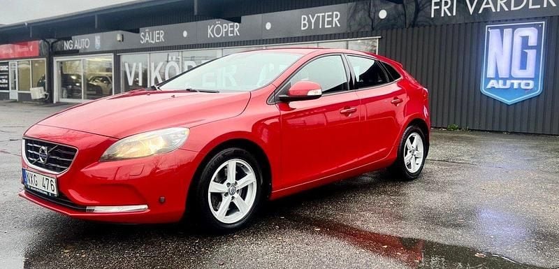 Röd Begagnad 2014 Volvo V40 Kinetic Halvkombi | 94 900 kr (Bra pris) - Bild 1/4