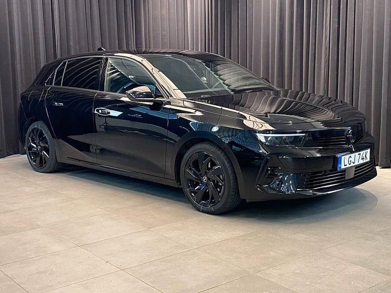 Svart Begagnad 2024 Opel Astra Halvkombi | 239 000 kr (Marknadspris) - Bild 1/4