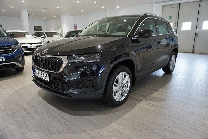 Svart Begagnad 2022 Skoda Karoq Style SUV | 336 125 kr (Lite dyr) - Bild 1/4