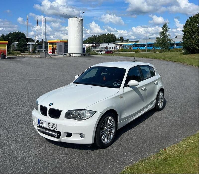 Vit Begagnad 2008 BMW 118 M Sport Halvkombi | 65 000 kr (Marknadspris) - Bild 1/4