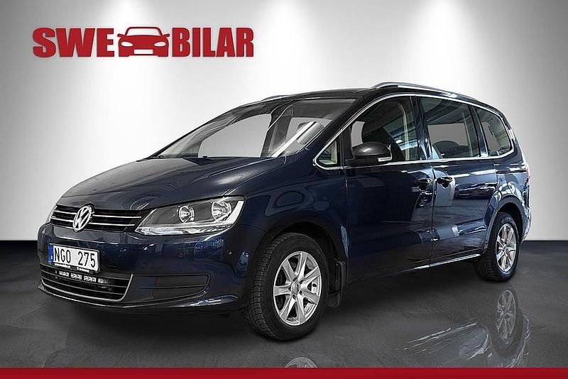 Mörkblå Begagnad 2013 VW Sharan Minibuss | 124 900 kr (Marknadspris) - Bild 1/4