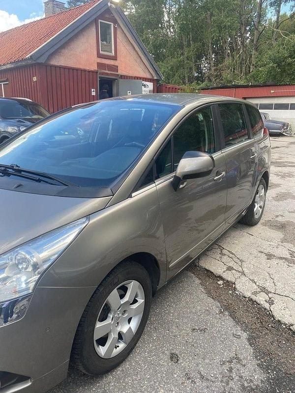 Begagnad Peugeot 5008 112 HK (82 kW) 2012 Grå Minibuss