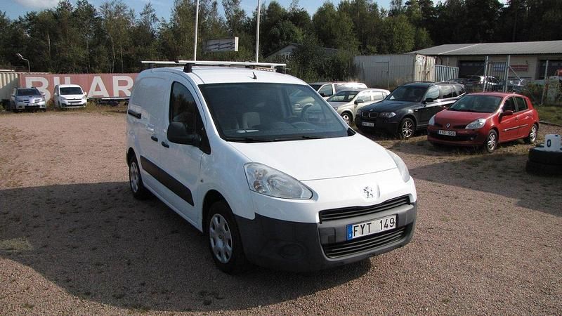 Vit Begagnad 2013 Peugeot Partner Minibuss | 49 000 kr (Marknadspris) - Bild 1/4