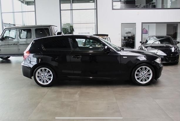Svart Begagnad 2011 BMW 118 Advantage Halvkombi | 79 000 kr - Bild 1/4