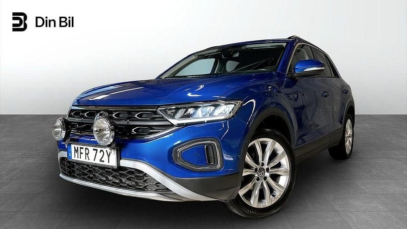 Blå Begagnad 2022 VW T-Roc Life SUV | 274 900 kr (Marknadspris) - Bild 1/4