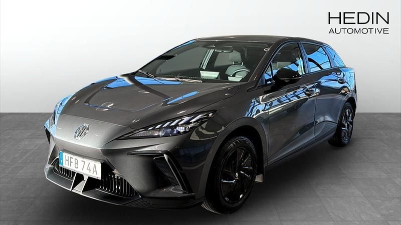 Grå (grey) Begagnad 2023 MG MG4 EV Halvkombi | 259 900 kr (Marknadspris) - Bild 1/4
