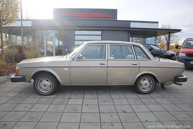 Begagnad Volvo 264 140 HK (102 kW) 1976 Grå krom Sedan