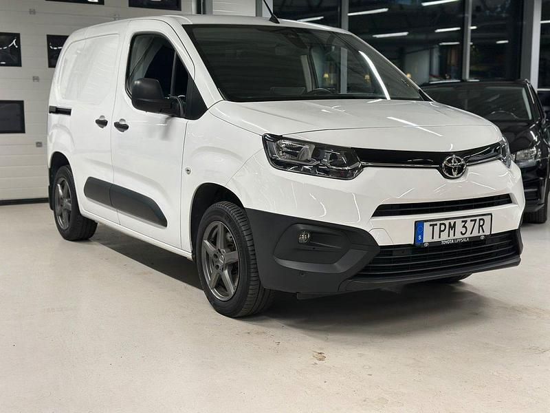 Vit Begagnad 2021 Toyota Proace City Van | 219 900 kr (Marknadspris) - Bild 1/4