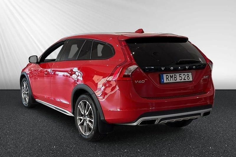 Begagnad Volvo V60 CC Standard 192 HK (141 kW) 2018 Röd Kombi