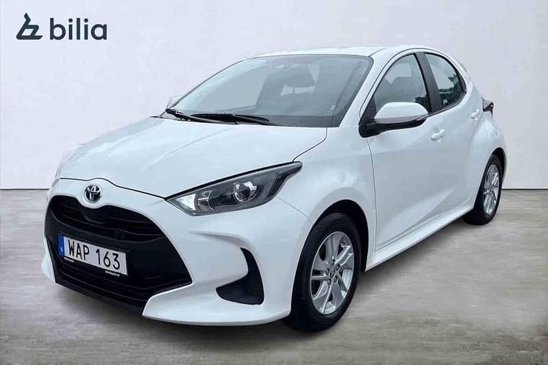Vit Begagnad 2023 Toyota Yaris Hybrid Active Halvkombi | 219 900 kr (Marknadspris) - Bild 1/1