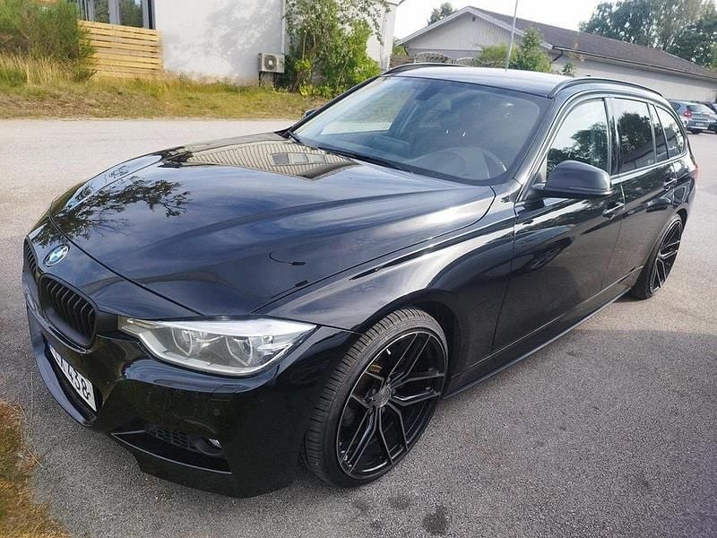 Svart Begagnad 2017 BMW 320 Sport Line Kombi | 124 900 kr (Bra pris) - Bild 1/3