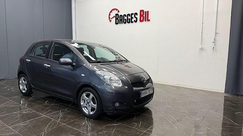 Mörkgrå Begagnad 2011 Toyota Yaris Sedan | 42 900 kr (Bra pris) - Bild 1/4