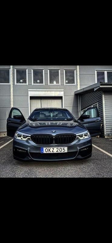 Blå Begagnad 2017 BMW 520 M Sport Sedan | 269 000 kr (Dyr) - Bild 1/4