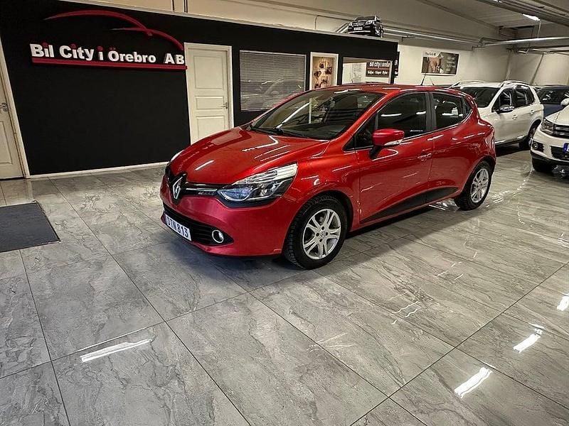 Röd Begagnad 2014 Renault Clio IV Halvkombi | 77 900 kr (Lite dyr) - Bild 1/4