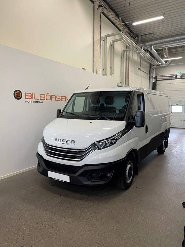Vit Begagnad 2023 Iveco Daily | 612 500 kr - Bild 1/4