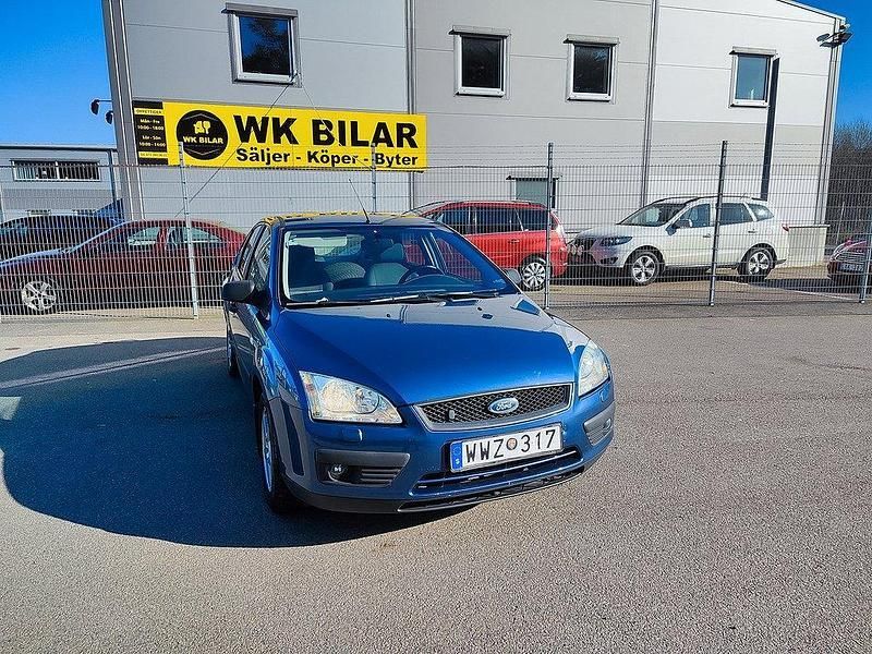 Blå Begagnad 2005 Ford Focus Halvkombi | 24 800 kr (Marknadspris) - Bild 1/4