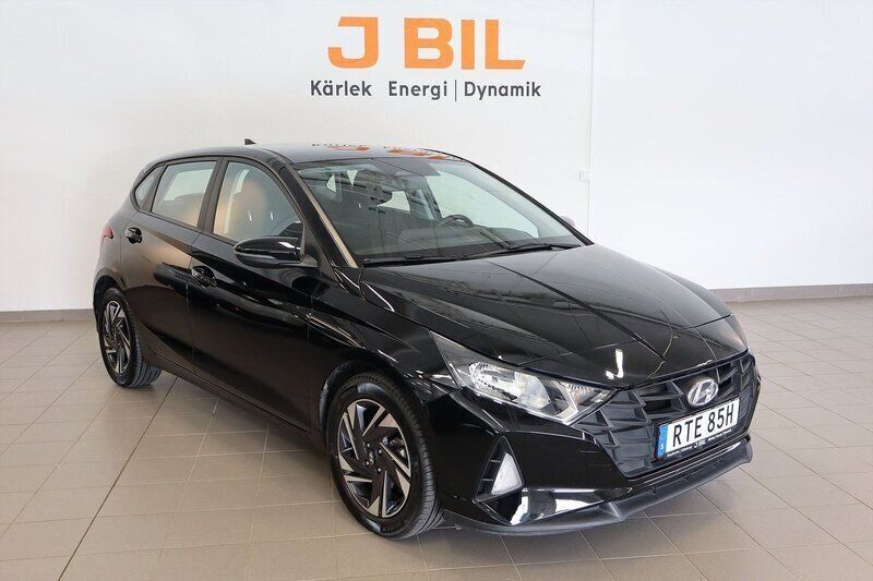 Svart Begagnad 2021 Hyundai i20 Essential Halvkombi | 154 900 kr (Marknadspris) - Bild 1/4