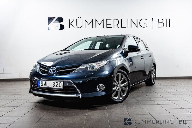 Mörkblå Begagnad 2013 Toyota Auris Hybrid Executive Halvkombi | 114 900 kr (Marknadspris) - Bild 1/4