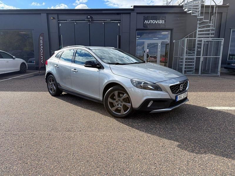 Silver Begagnad 2015 Volvo V40 CC Momentum Kombi | 194 900 kr (Marknadspris) - Bild 1/4