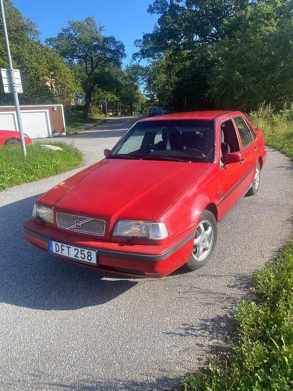Röd Begagnad 1995 Volvo 460 Sedan | 25 000 kr - Bild 1/4