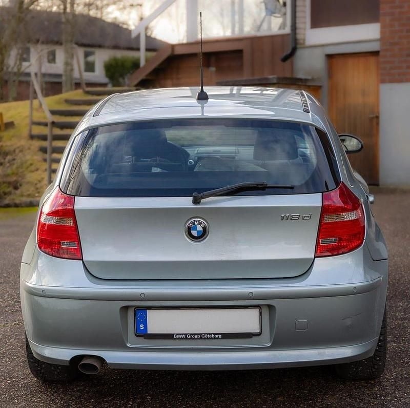 Begagnad BMW 118 143 HK (105 kW) 2009 Patagoniagrön metallic Halvkombi