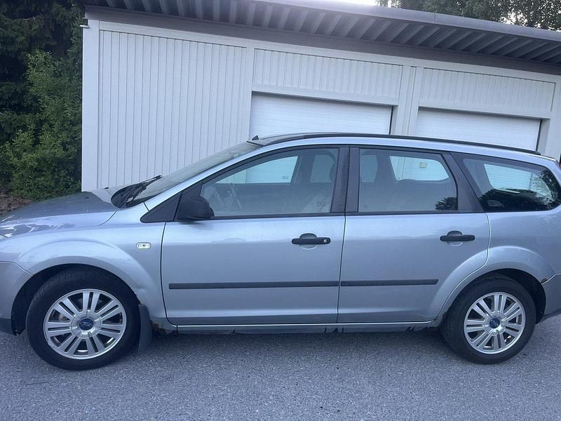 Silver Begagnad 2005 Ford Focus Kombi | 14 000 kr (Bra pris) - Bild 1/4