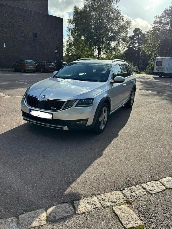 Silver Begagnad 2018 Skoda Octavia Scout Kombi | 169 900 kr (Marknadspris) - Bild 1/4