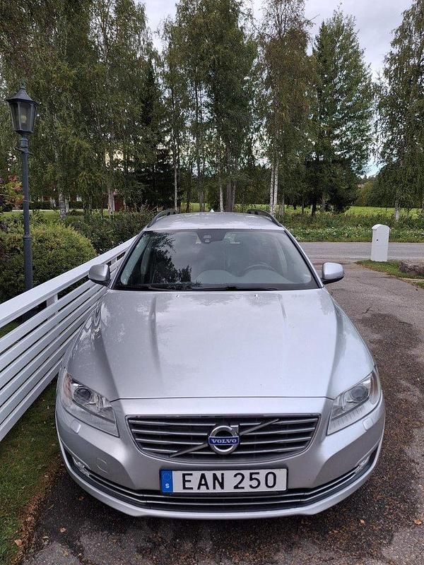 Silver Begagnad 2015 Volvo V70 Momentum Kombi | 95 000 kr (Superpris) - Bild 1/4