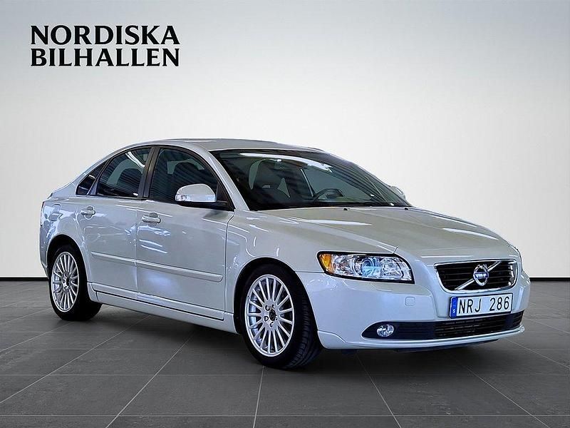Vit Begagnad 2011 Volvo S40 Momentum Sedan | 99 795 kr (Dyr) - Bild 1/4