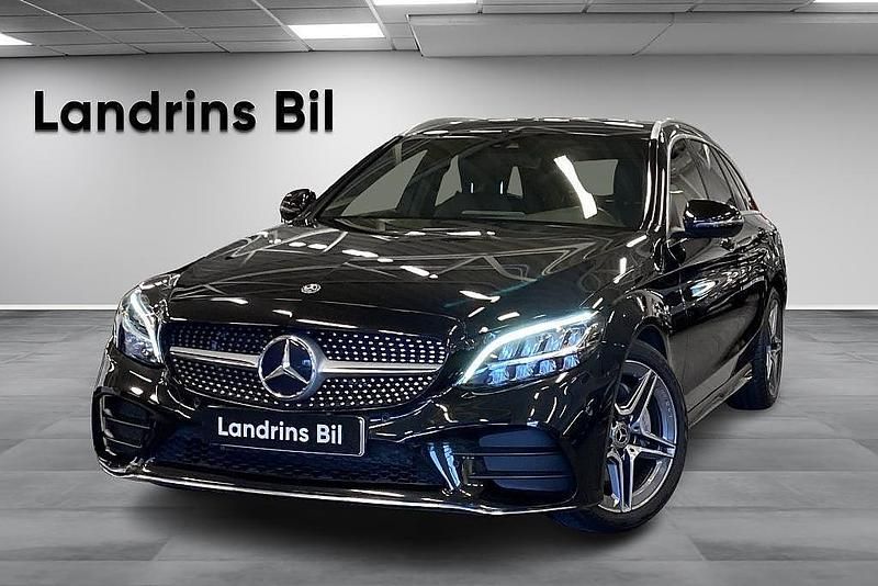 Svart (obsidiansvart metallic) Begagnad 2018 Mercedes C200 AMG line Kombi | 269 000 kr (Marknadspris) - Bild 1/4