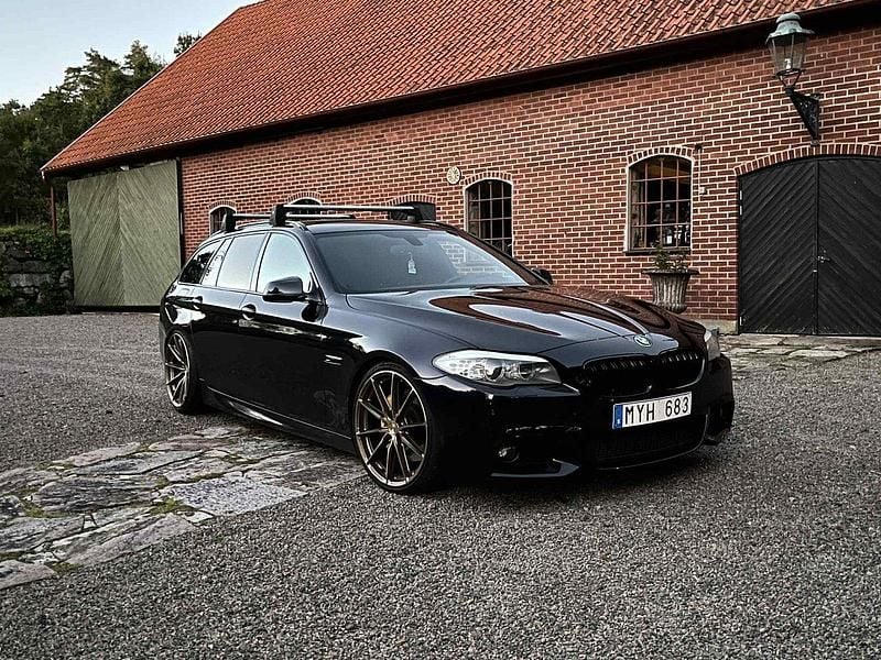 Svart Begagnad 2013 BMW 530 M Sport Kombi | 152 900 kr (Marknadspris) - Bild 1/4