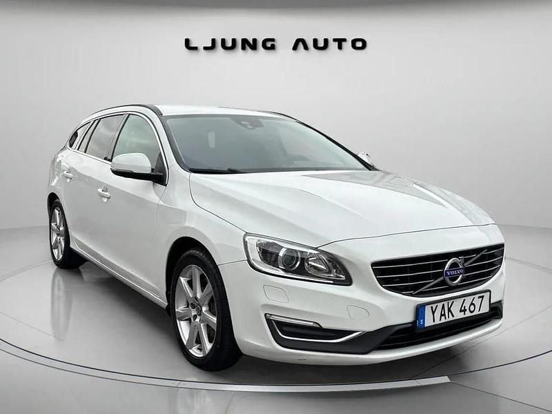 Vit Begagnad 2016 Volvo V60 Momentum Kombi | 159 900 kr (Lite dyr) - Bild 1/4