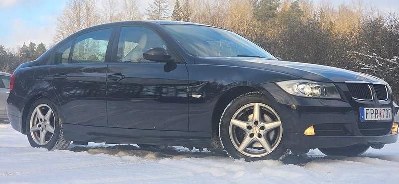 Svart Begagnad 2009 BMW 320 Comfort Edition Sedan | 59 800 kr (Marknadspris) - Bild 1/4