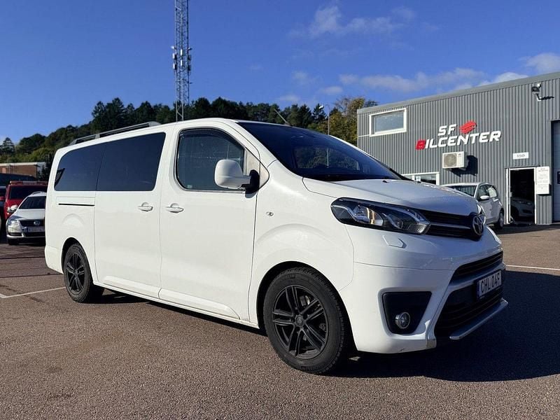 Vit Begagnad 2021 Toyota Proace Verso Kombi | 429 900 kr (Dyr) - Bild 1/4