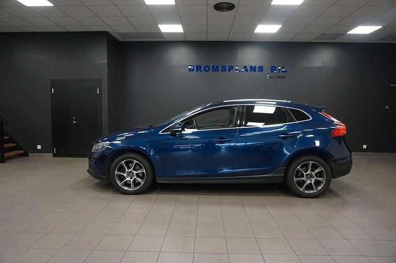Blå (blåmetallic) Begagnad 2016 Volvo V40 CC Momentum Kombi | 149 500 kr (Marknadspris) - Bild 1/4