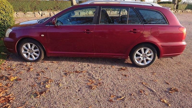 Röd Begagnad 2005 Toyota Avensis Kombi | 26 800 kr (Marknadspris) - Bild 1/4