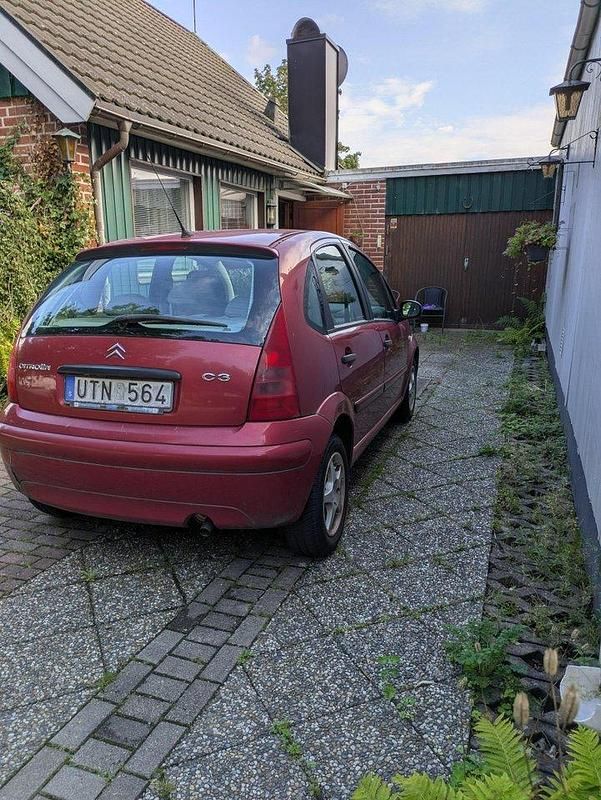 Röd Begagnad 2004 Citroën C3 Halvkombi | 18 000 kr (Marknadspris) - Bild 1/2